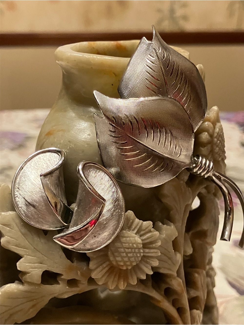 CROWN TRIFARI BRUSHED SILVER-TONE CLIP EARRINGS WITH MATCHED FLORAL LEAF BROOCH